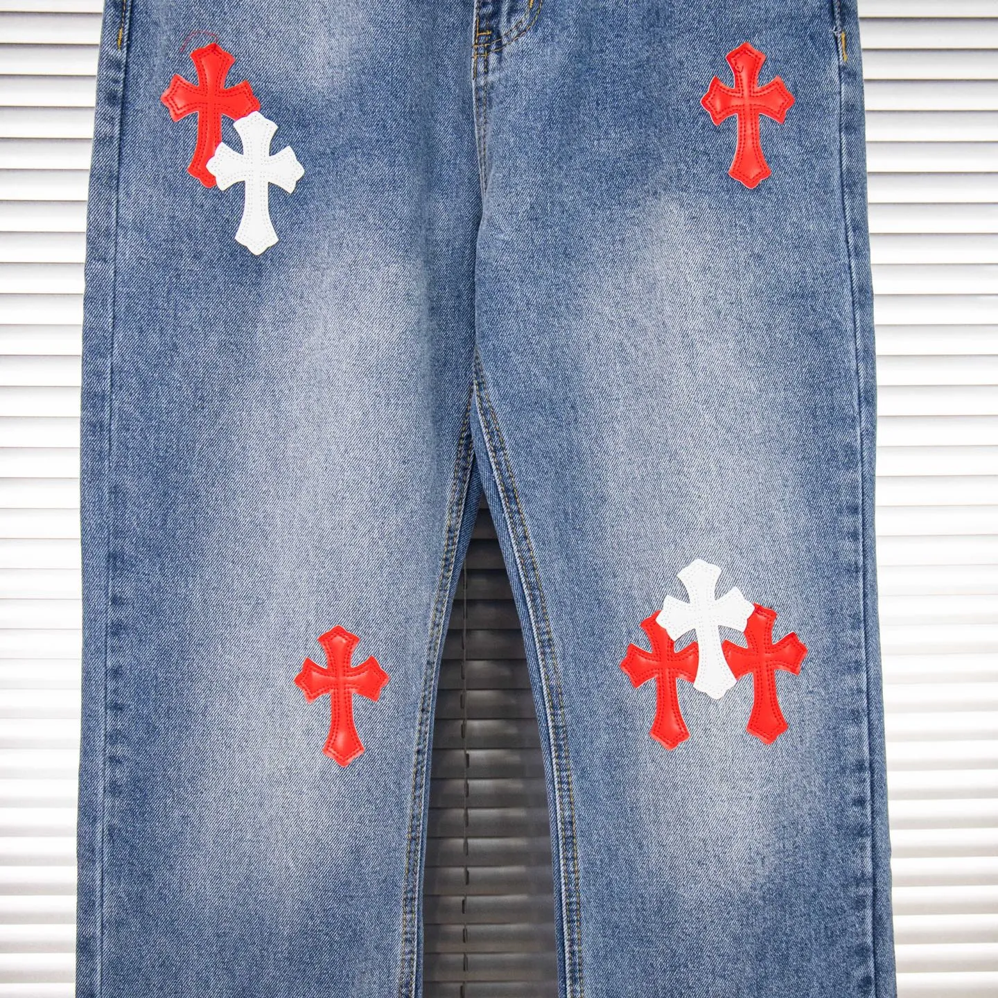 P260 Chrome Hearts Light Blue Pants Sanskrit Red and White Leather Jeans CH jeans need to be washed and then dismantled and hand-stitched with sheepskin cross leather and then spliced ​​together. The whole piece has too many craftsmanship to explain. The patchwork cross pattern is embellished, and the high-waisted washed jeans! ! Absolutely high-end luxury products, god-level single products and super popular products, made with top heavy industry, a must-see magic weapon. Customized hardware. The fabric is thick and soft after washing. It has good breathability. Customized small leather label. Unique design. The details are simple and elegant, and the workmanship is exquisite. The entire trousers are neatly routed and the details are in place! It’s so cool that both men and women can easily control the genderless trend! Style number: 1802# Color: blue Size: 28 30 32 34